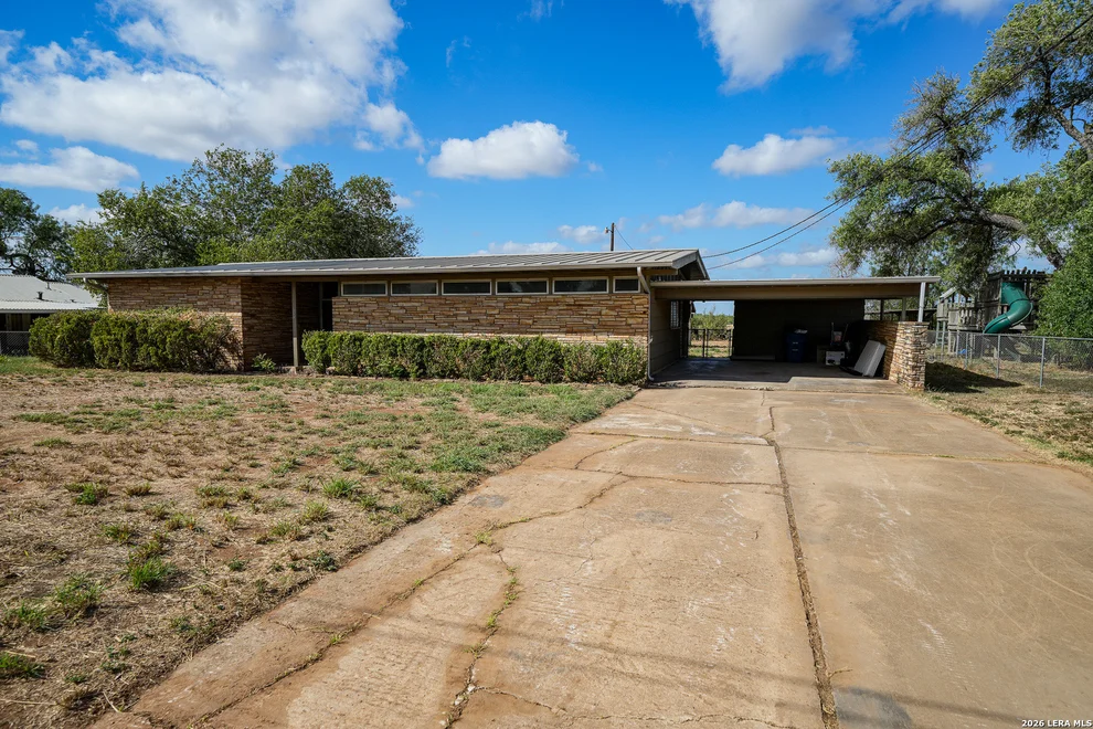 Unit for sale at 664 S Edwards Ave, Charlotte, TX 78011