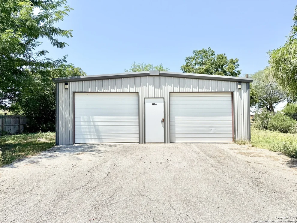 Unit for sale at 1906 Avenue T, Hondo, TX 78861