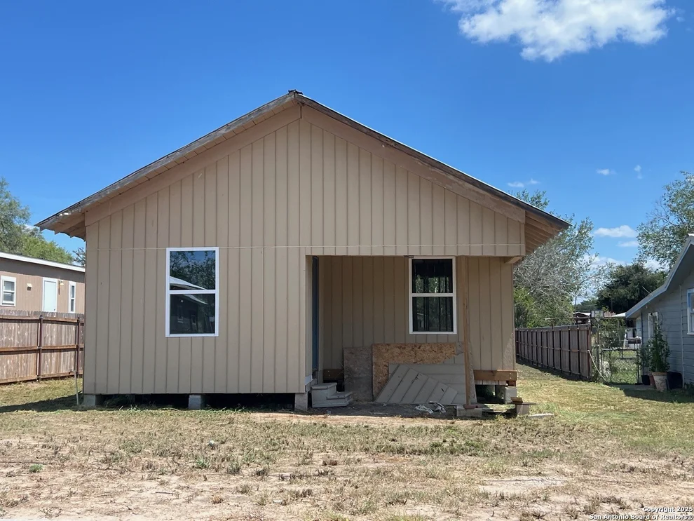 Unit for sale at 1708 Hackberry St, Three Rivers, TX 78071
