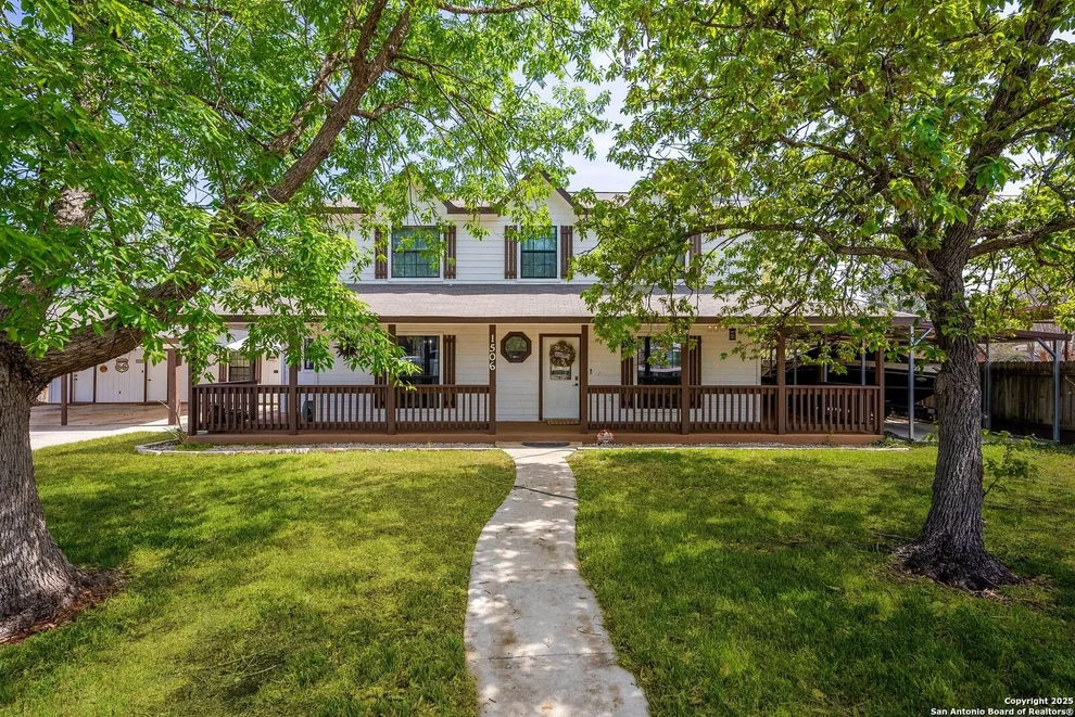 Unit for sale at 1506 D St, Floresville, TX 78114