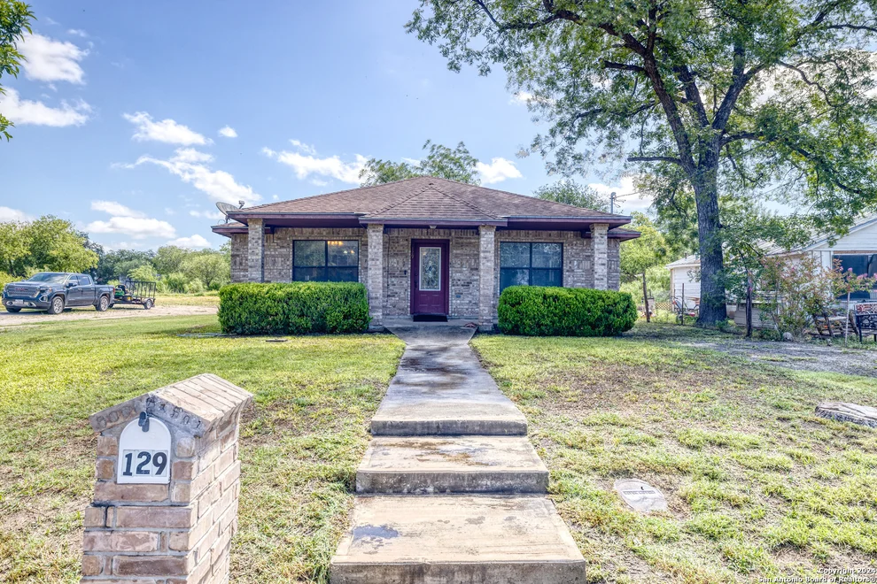 Unit for sale at 129 S. Farrar st., Uvalde, TX 78801