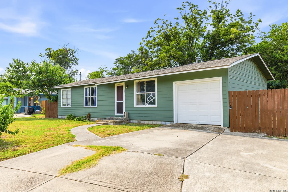 Unit for sale at 425 Riley, Seguin, TX 78155