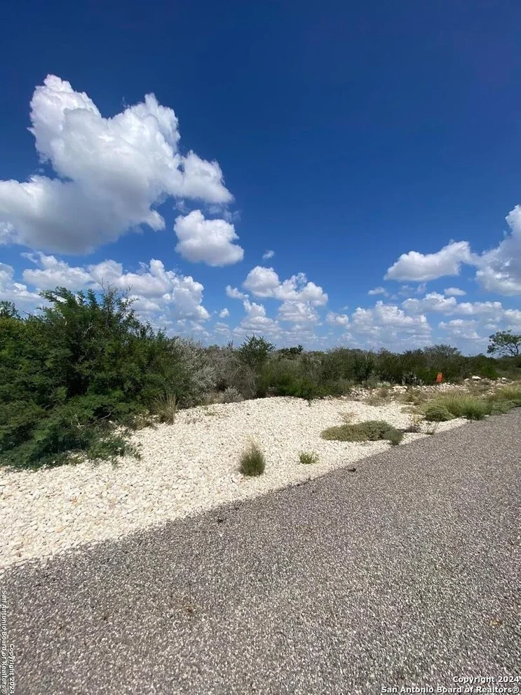 Unit for sale at 25 FRIENDSHIP HILLS CIR, Uvalde, TX 78801
