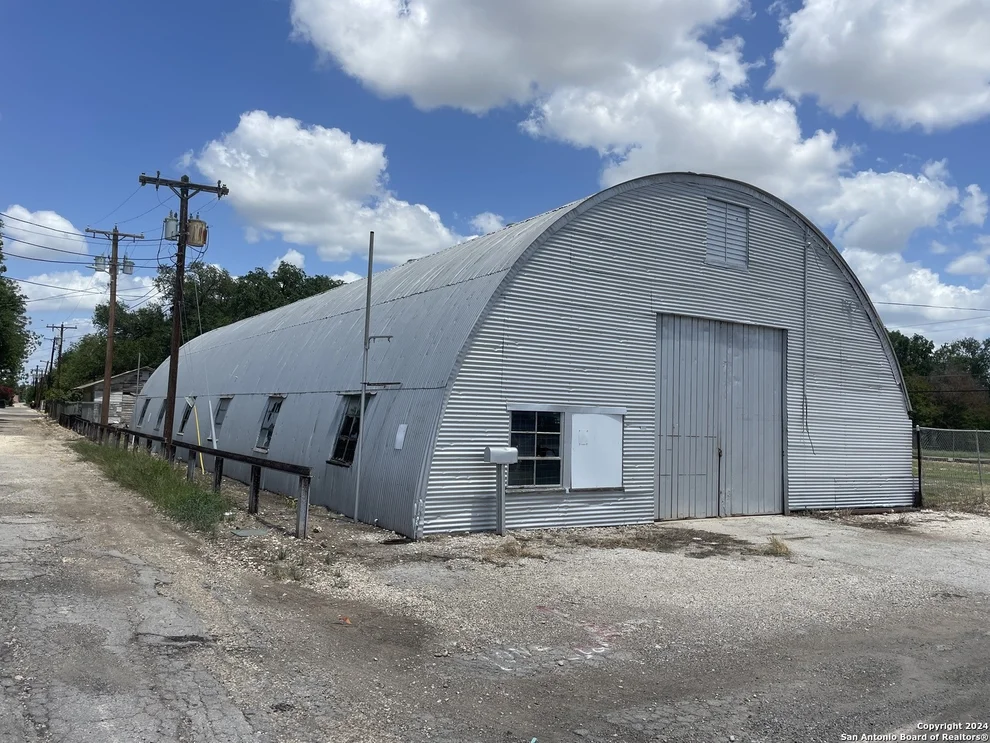 Unit for sale at 1905 AVENUE R, Hondo, TX 78861