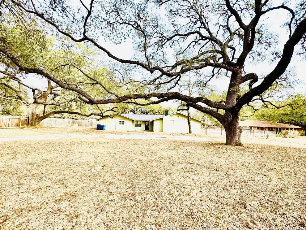 Unit for sale at 25 Sunrise Dr., Pleasanton, TX 78064