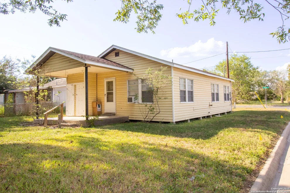 Unit for sale at 310 E Rachal, Beeville, TX 78102