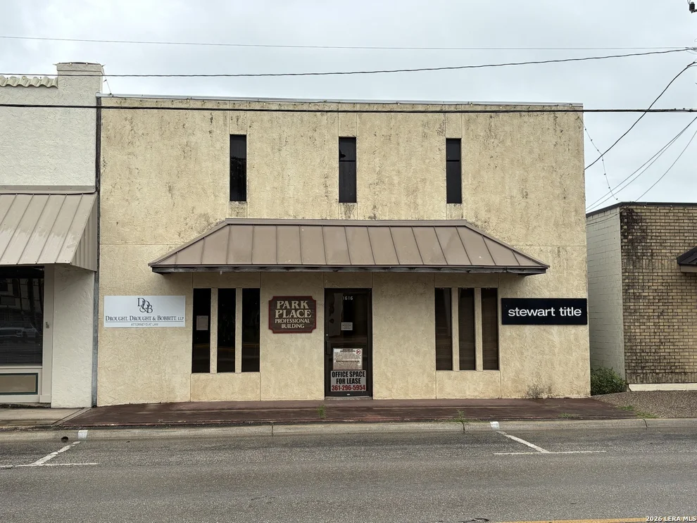 Unit for sale at 1616 Avenue M, Hondo, TX 78861
