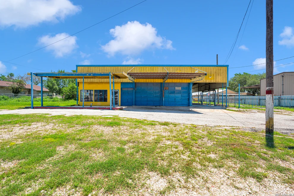 Unit for sale at 710 N Teel, Devine, TX 78016
