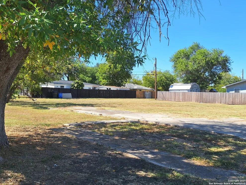 Unit for sale at 2002 Sherman, Seguin, TX 78155