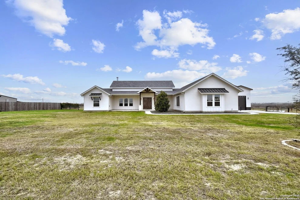 Unit for sale at 138 RANCHERS WAY, Marion, TX 78124