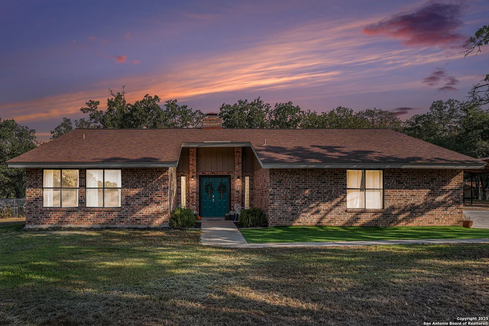 Unit for sale at 1860 Deer Trl, Floresville, TX 78114