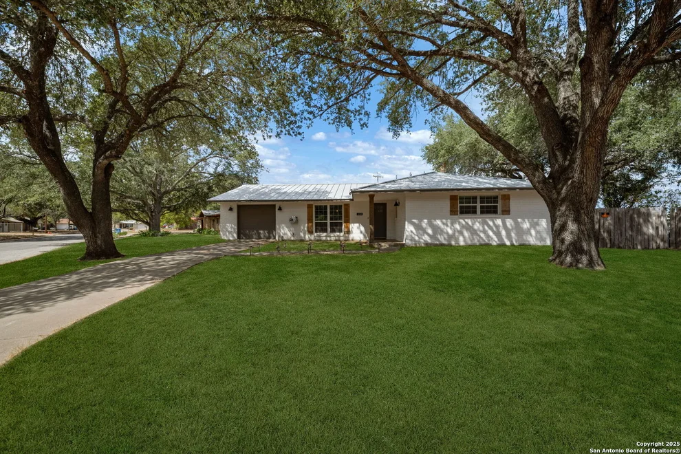 Unit for sale at 1120 maia, Pleasanton, TX 78064