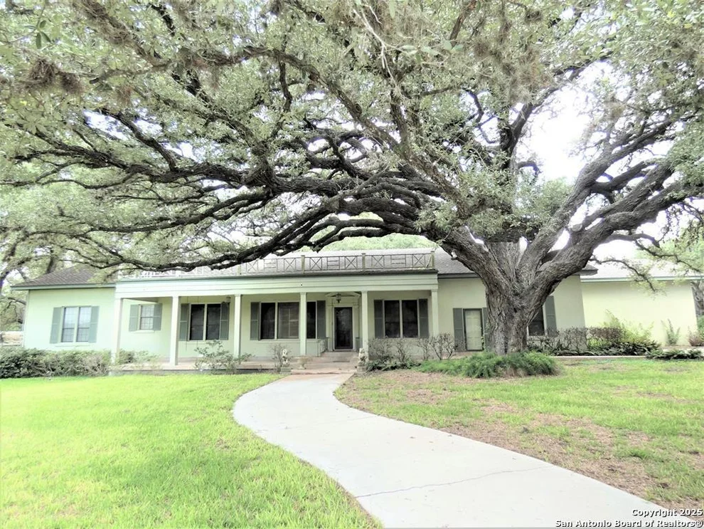 Unit for sale at 52 Encino Loma, Beeville, TX 78102