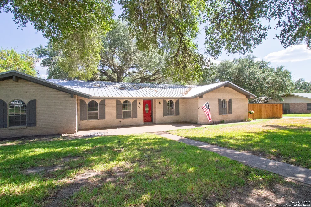 Unit for sale at 33 Encino Loma, Beeville, TX 78102