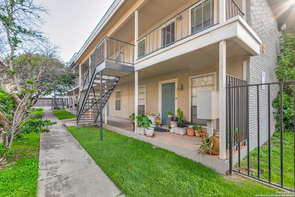 Unit for sale at 255 E Rampart Dr, San Antonio, TX 78216