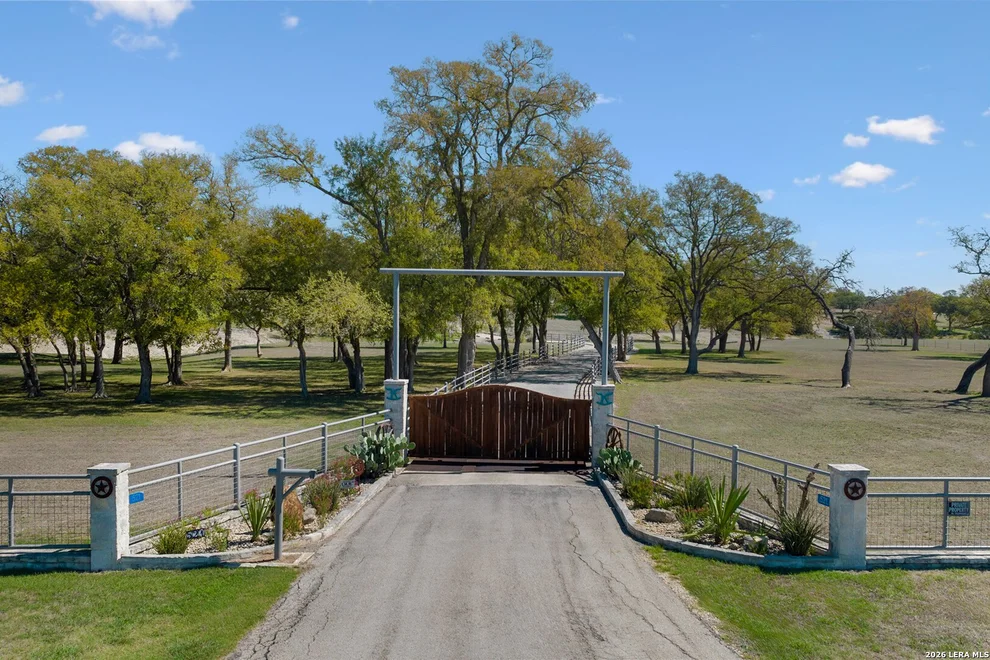 Unit for sale at 521 Bluff Creek, Center Point, TX 78010