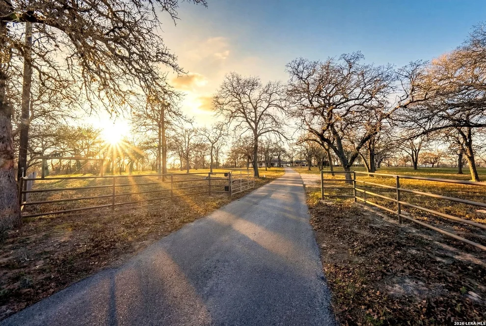 Unit for sale at 188 Oak Hill Rd, La Vernia, TX 78121