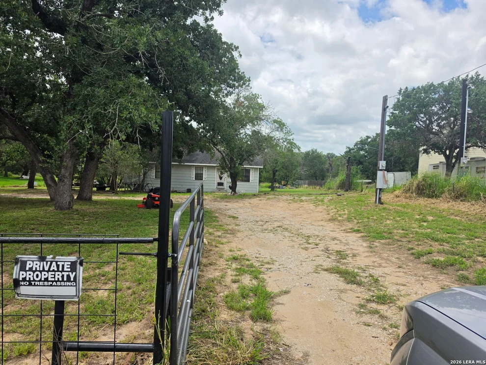 Unit for sale at 216 Creeks End, Floresville, TX 78114