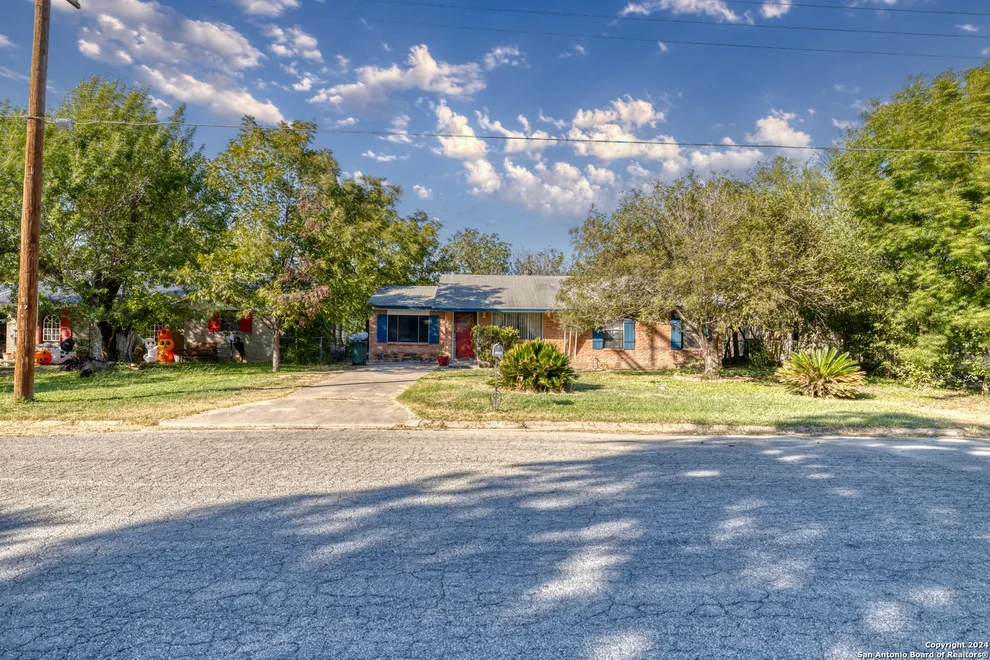 Unit for sale at 304 W SABINAL ST, Uvalde, TX 78801