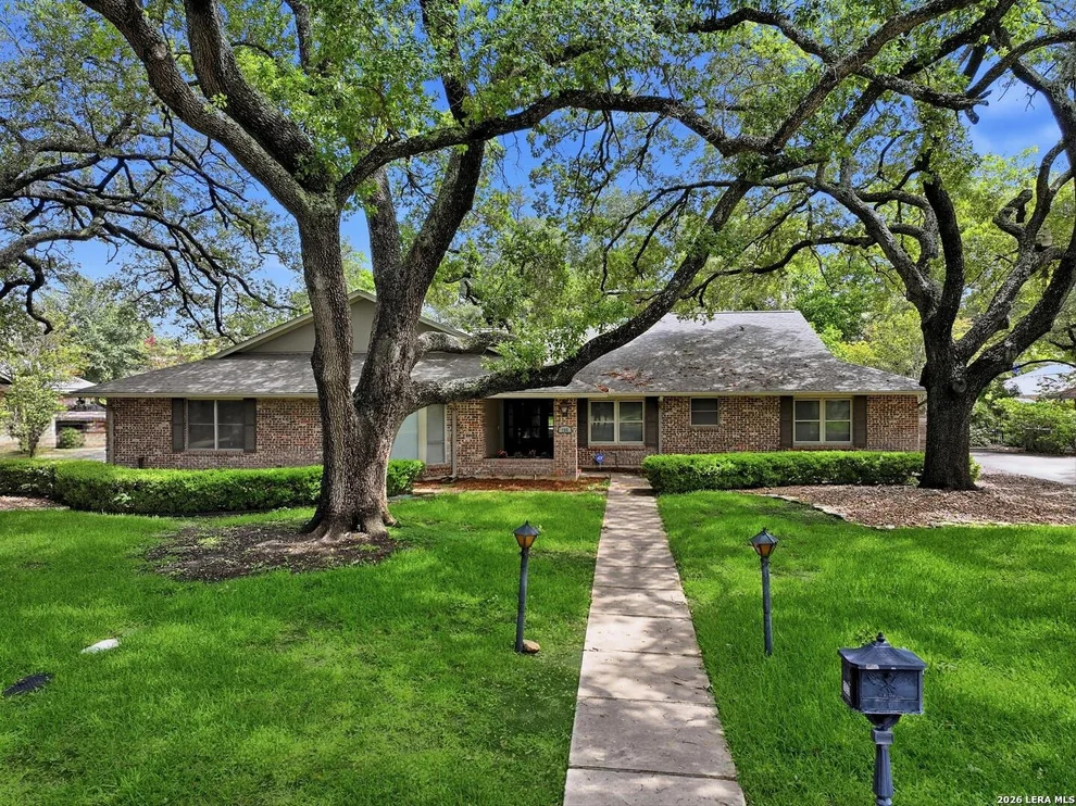 Unit for sale at 105 Cobblestone, Castle Hills, TX 78213