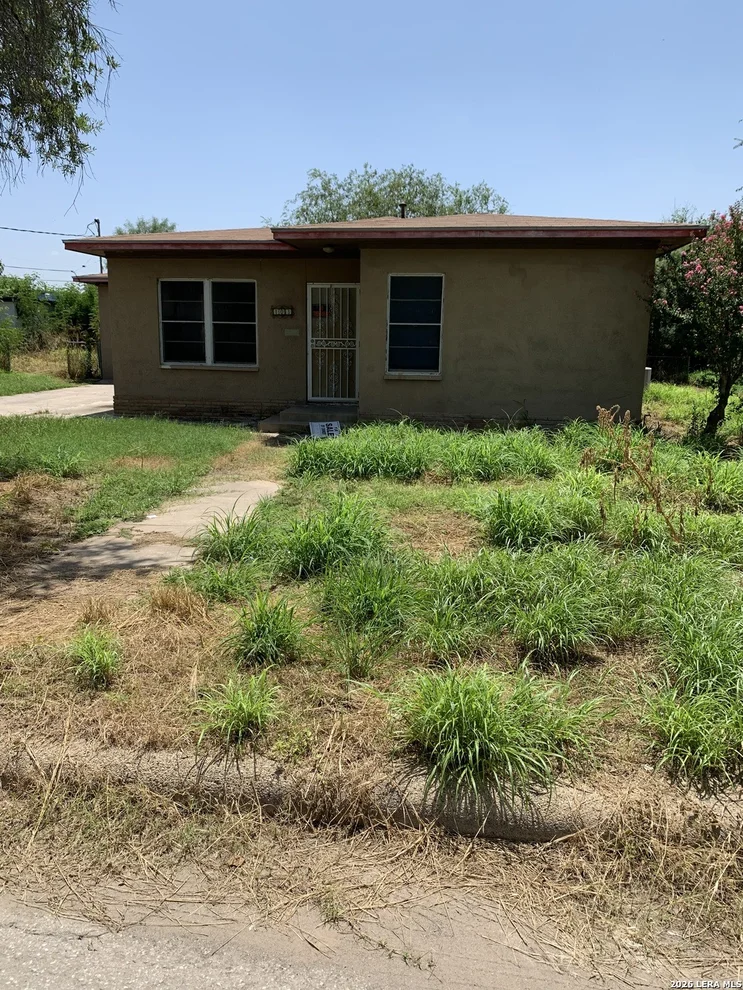 Unit for sale at 103 S 12th, Carrizo Springs, TX 78834