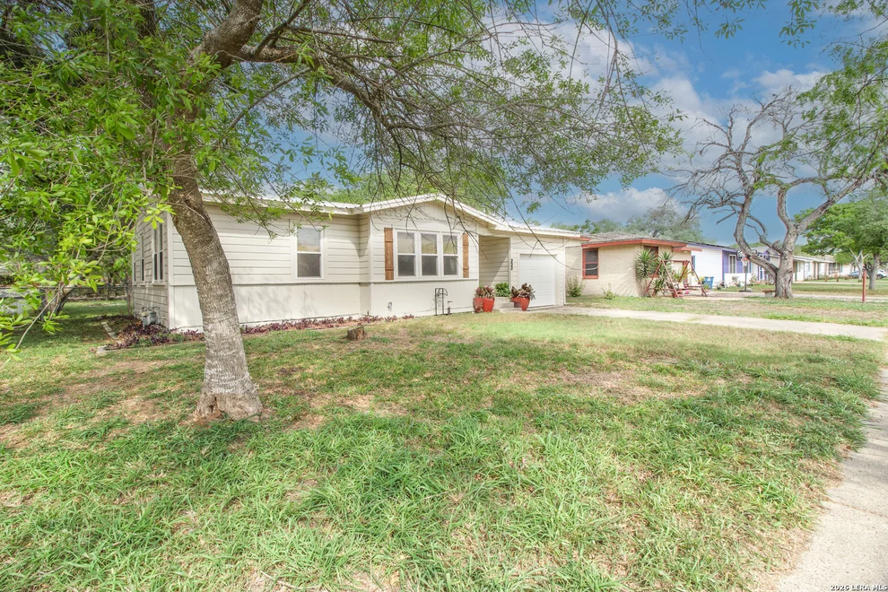 Unit for sale at 332 S Chiltipin St, Sinton, TX 78387