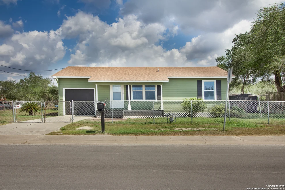 Unit for sale at 901 E 5th, Sinton, TX 78387