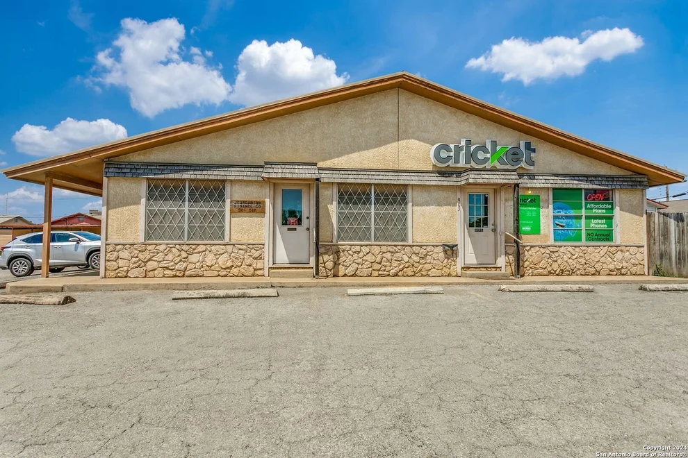 Unit for sale at 901 OAK ST, Jourdanton, TX 78026