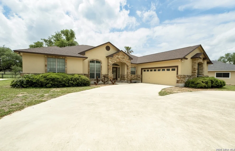 Unit for sale at 518 Jack Nickolaus, Devine, TX 78016