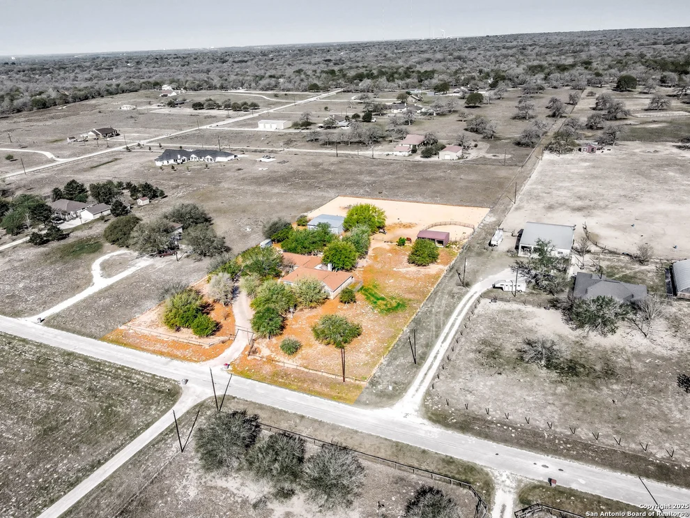 Unit for sale at 246 S Palo Alto Dr, Floresville, TX 78114