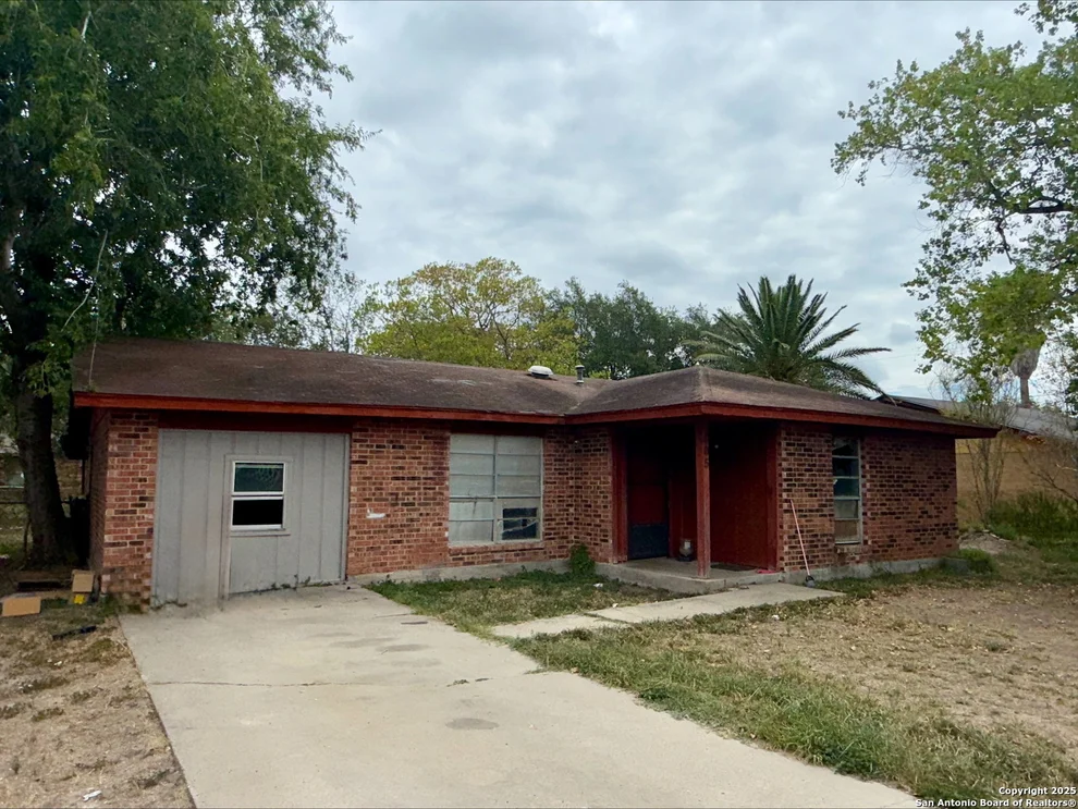 Unit for sale at 805 Continental Dr, Three Rivers, TX 78071