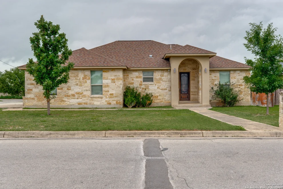 Unit for sale at 712 Crestview, Floresville, TX 78114