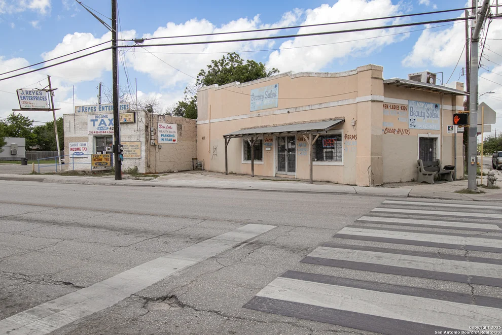 Unit for sale at 425-423 N Zarzamora, San Antonio, TX 78207