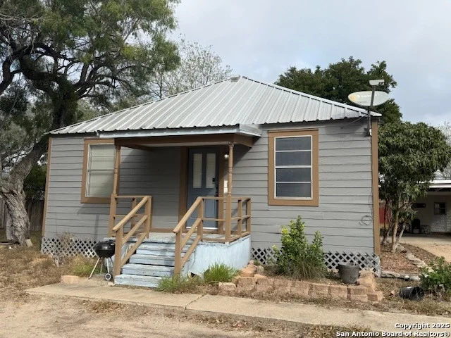 Unit for sale at 305 E Thornton St, Three Rivers, TX 78071