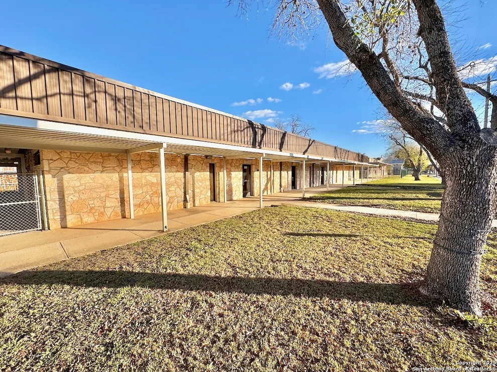 Unit for sale at 624 N MAIN ST, Pleasanton, TX 78064