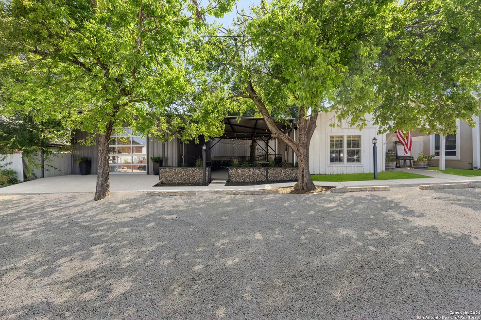 Unit for sale at 102 N Avenue G, Johnson City, TX 78636