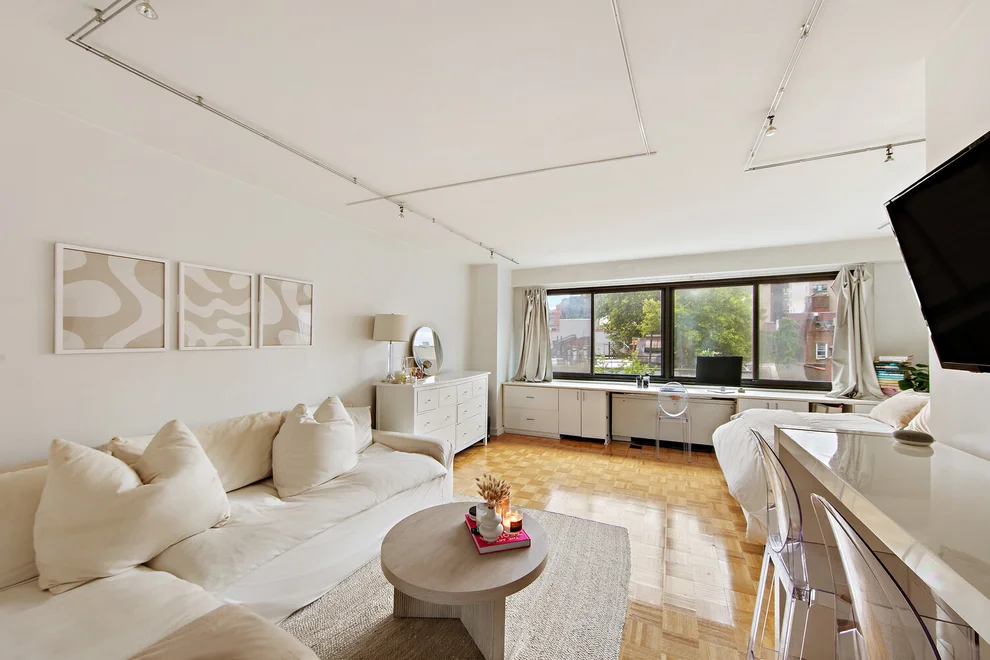 Unit for sale at 201 W 21ST Street, Manhattan, NY 10011