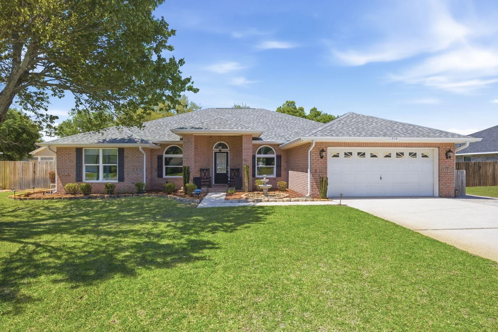 Unit for sale at 1959 Hawthorne Drive, Navarre, FL 32566