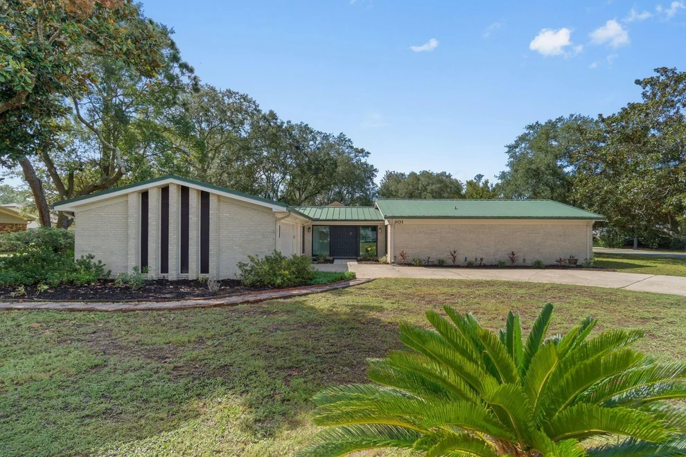 Unit for sale at 901 Valparaiso Boulevard, Niceville, FL 32578