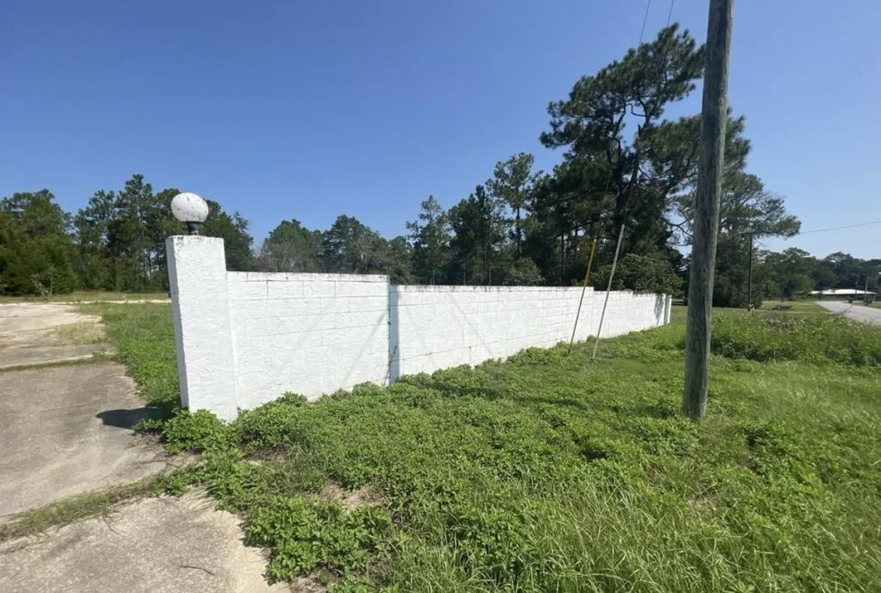 Unit for sale at 327 Ten Lake Drive, DeFuniak Springs, FL 32433