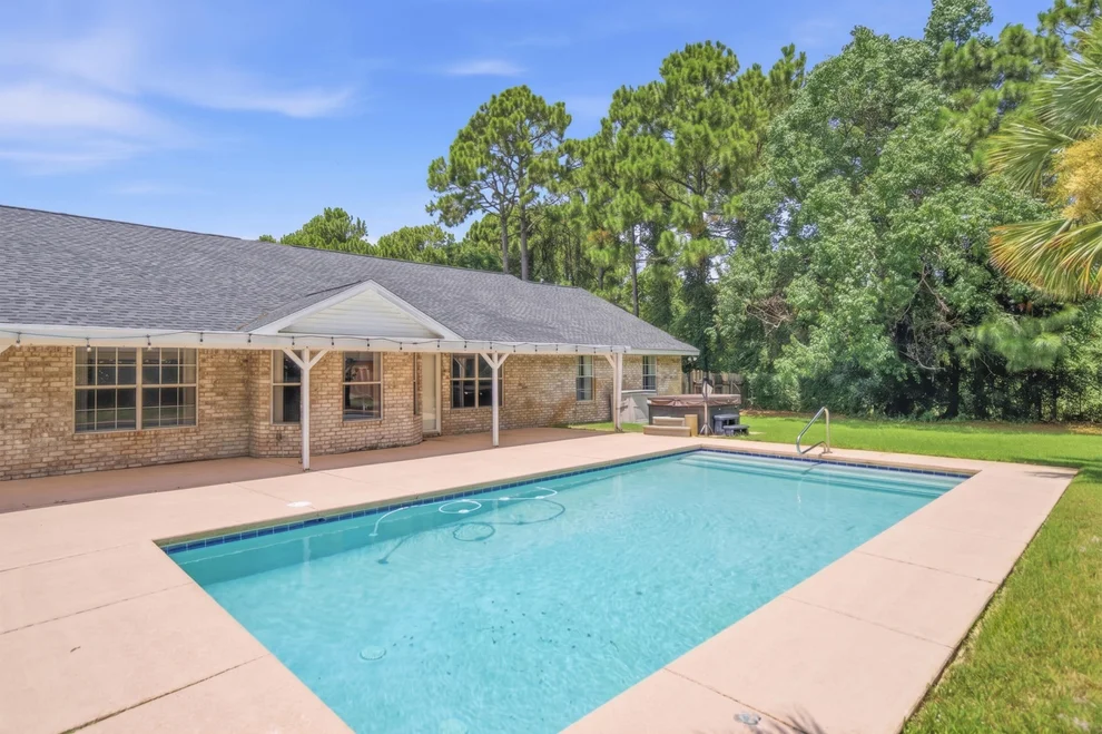 Unit for sale at 2016 Candlewood Drive, Navarre, FL 32566