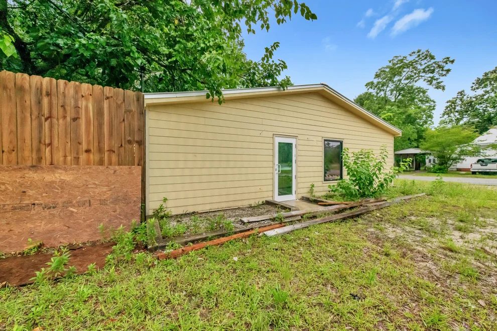 Unit for sale at 129 W Live Oak Avenue, DeFuniak Springs, FL 32435