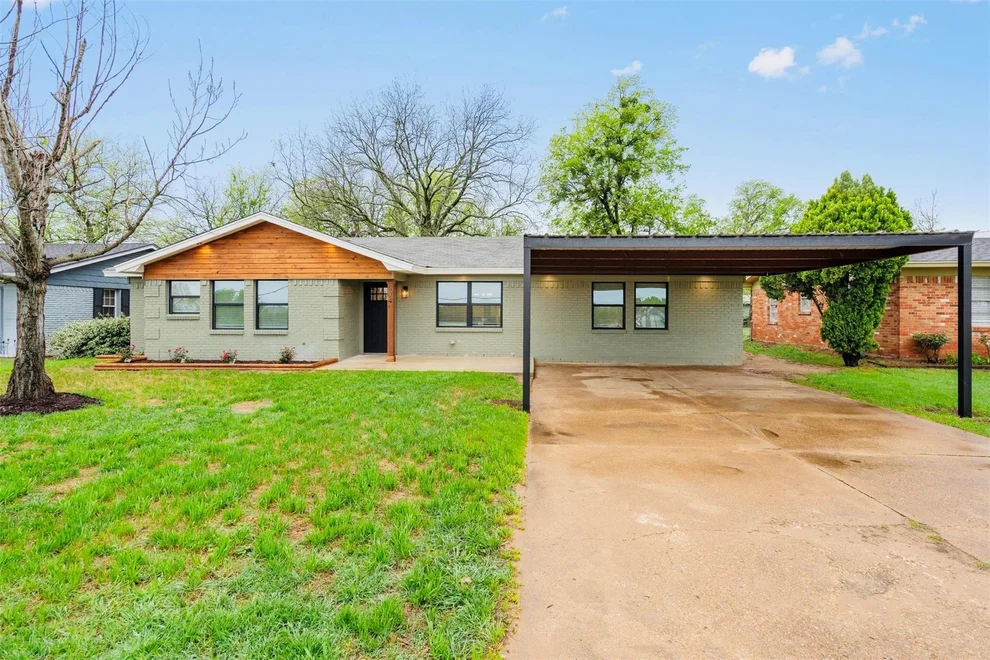 Unit for sale at 504 N Main Street, McGregor, TX 76657