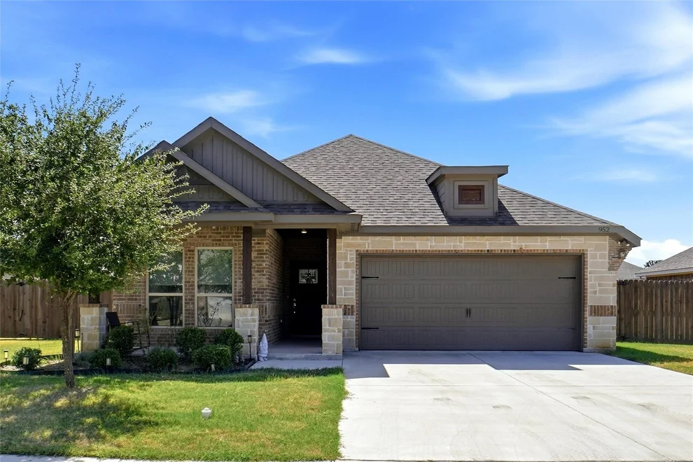 Unit for sale at 952 Sam Street, Springtown, TX 76082