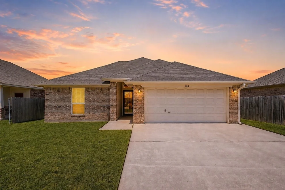 Unit for sale at 204 Raven Ridge Court, Lacy Lakeview, TX 76705
