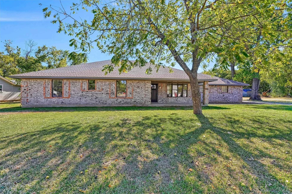 Unit for sale at 608 North Avenue, Whitesboro, TX 76273
