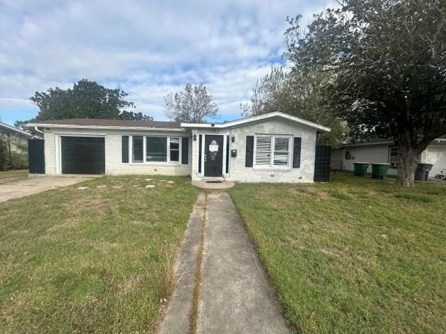 Unit for sale at 2302 E Mistletoe Avenue, Victoria, TX 77901