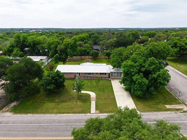 Unit for sale at 708 W North Avenue, Lampasas, TX 76550