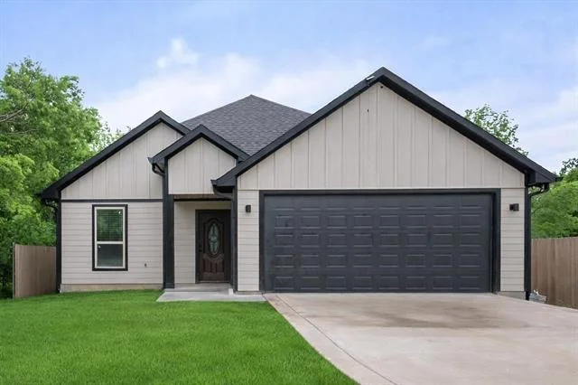 Unit for sale at 313 E 13th, Corsicana, TX 75110