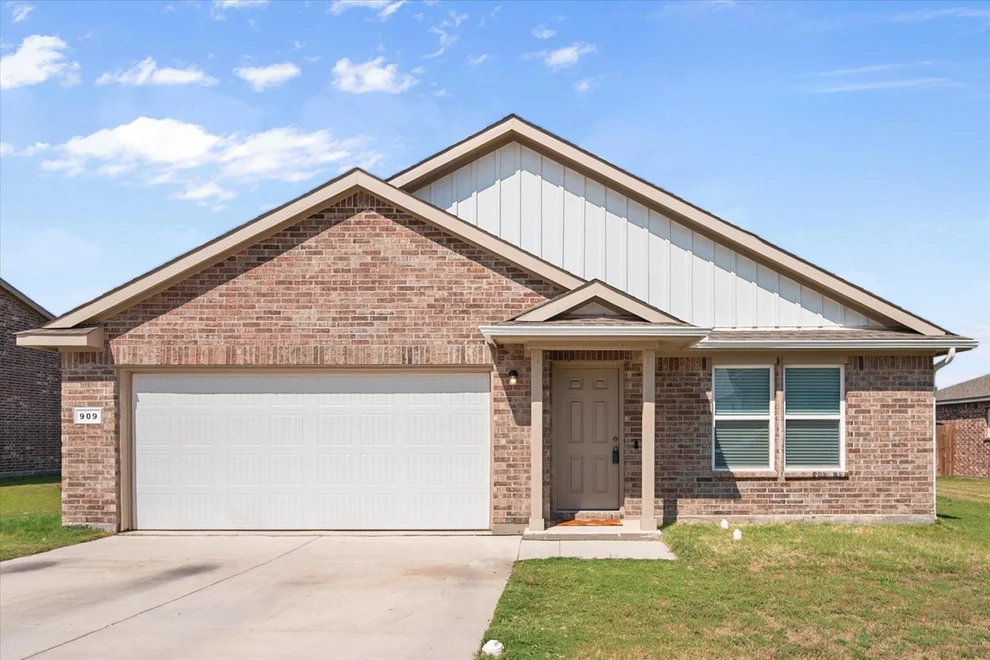 Unit for sale at 909 Avagail Avenue, Springtown, TX 76082